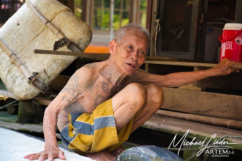 Thailand Mae Klong - Tätowierter Mann vom schwimmenden Markt